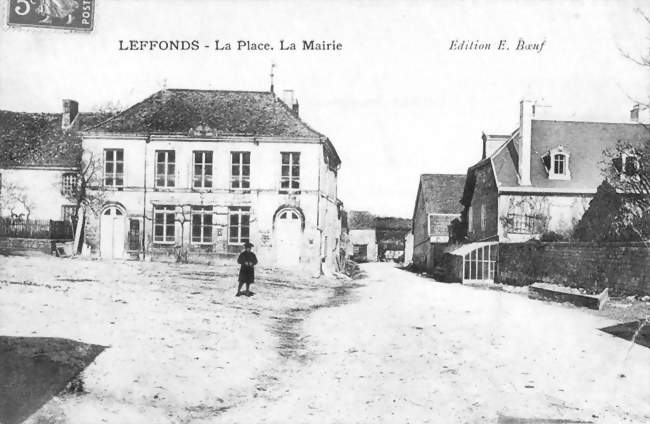 Carte postale ancienne de la place du village et de la mairie - Leffonds (52210) - Haute-Marne