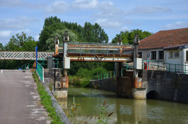 Pont-levant sur le canal à Luzy sur Marne - Luzy-sur-Marne (52000) - Haute-Marne