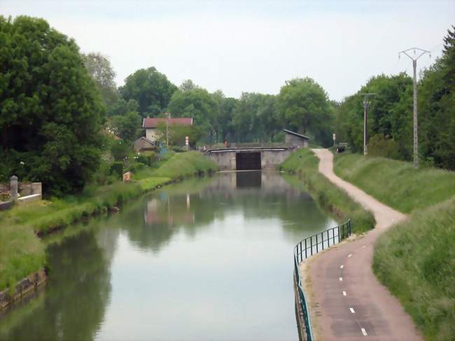 Écluse sur le Canal entre Champagne et Bourgogne - Rolampont (52260) - Haute-Marne