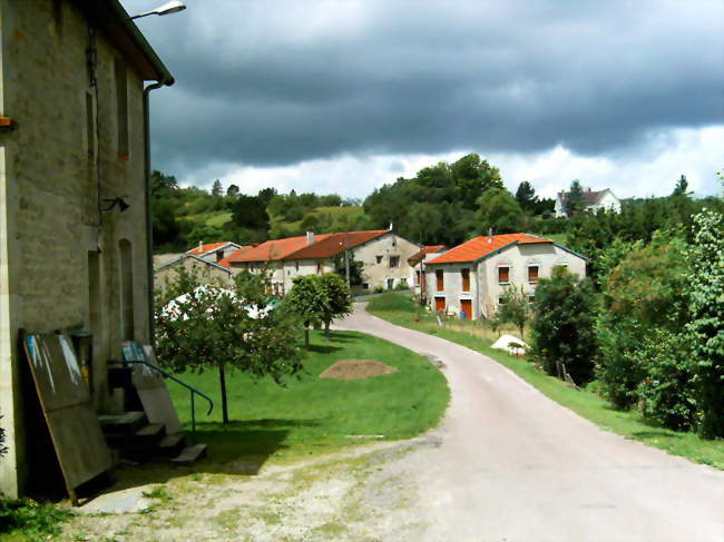 Une partie du village de Maconcourt Le bâtiment à gauche est la mairie annexe - Saint-Urbain-Maconcourt (52300) - Haute-Marne