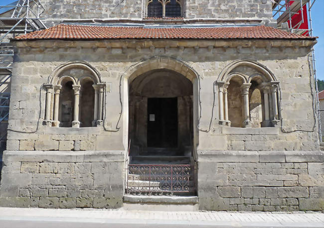 Le porche occidental de l'église paroissiale, inscrite à l'inventaire des Monuments historiques - Suzannecourt (52300) - Haute-Marne