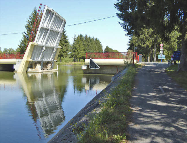 Pont levant sur le Canal de la Marne à la Saône - Viéville (52310) - Haute-Marne