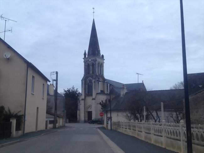 Vue de l'église à l'entrée du bourg - Athée (53400) - Mayenne