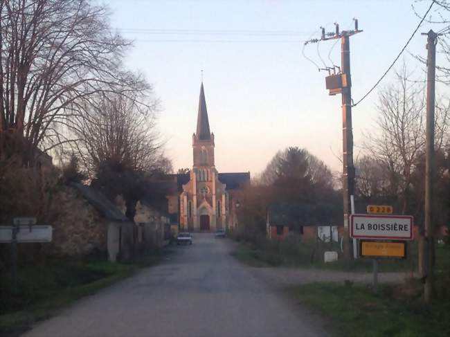 Entrée du bourg et église - La Boissière (53800) - Mayenne