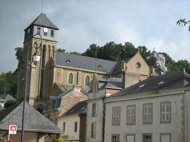 Église de Chailland avec le rocher de la Vierge (en haut à droite) - Chailland (53420) - Mayenne