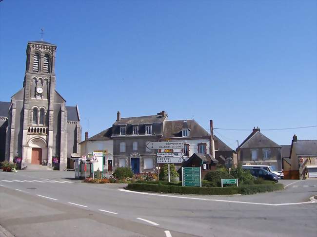 La place de l'église - La Chapelle-au-Riboul (53440) - Mayenne