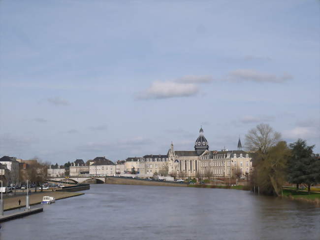 La Mayenne et l'Hôtel-Dieu vus du Pont de l'Europe - Château-Gontier (53200) - Mayenne