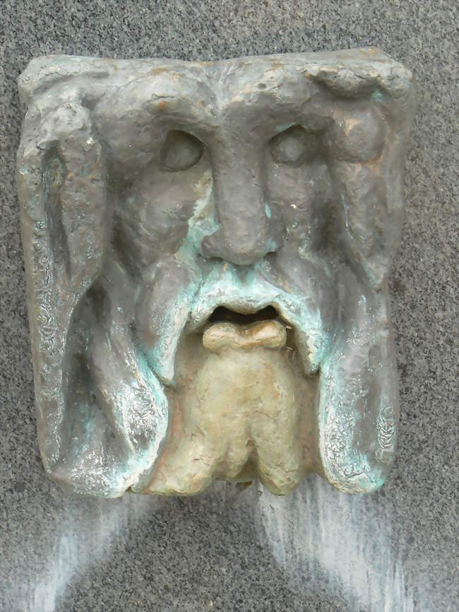 « Dieu barbu », bronze de Laurent Semerie  Fontaine située sur le côté de l'église, avec la représentation du dieu Océan, symbole de la commune - Jublains (53160) - Mayenne