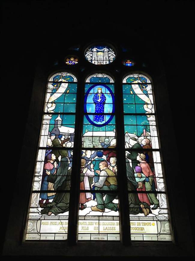 Vitrail du transept droit de l'église, représentant l'apparition de Pontmain en 1871 - Larchamp (53220) - Mayenne