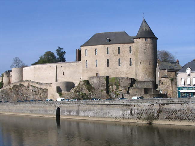 Le château carolingien et la Mayenne - Mayenne (53100) - Mayenne