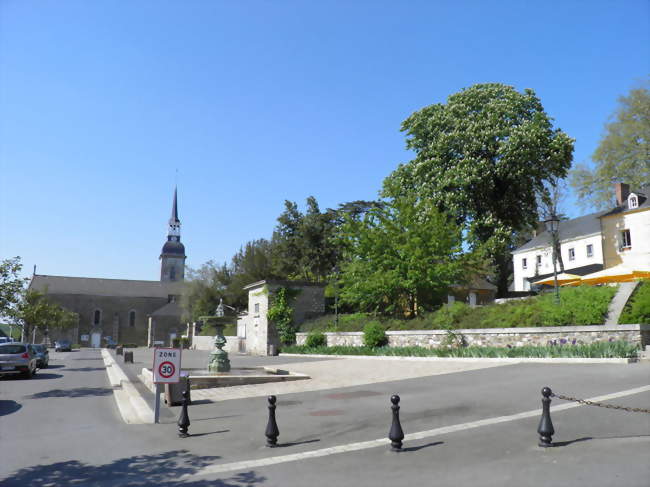 La place de l'église - Port-Brillet (53410) - Mayenne