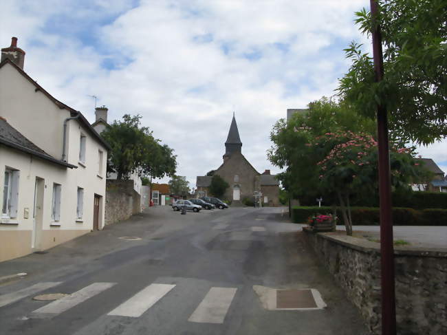 Vue sur Ruillé-le-Gravelais, l'église - Ruillé-le-Gravelais (53320) - Mayenne