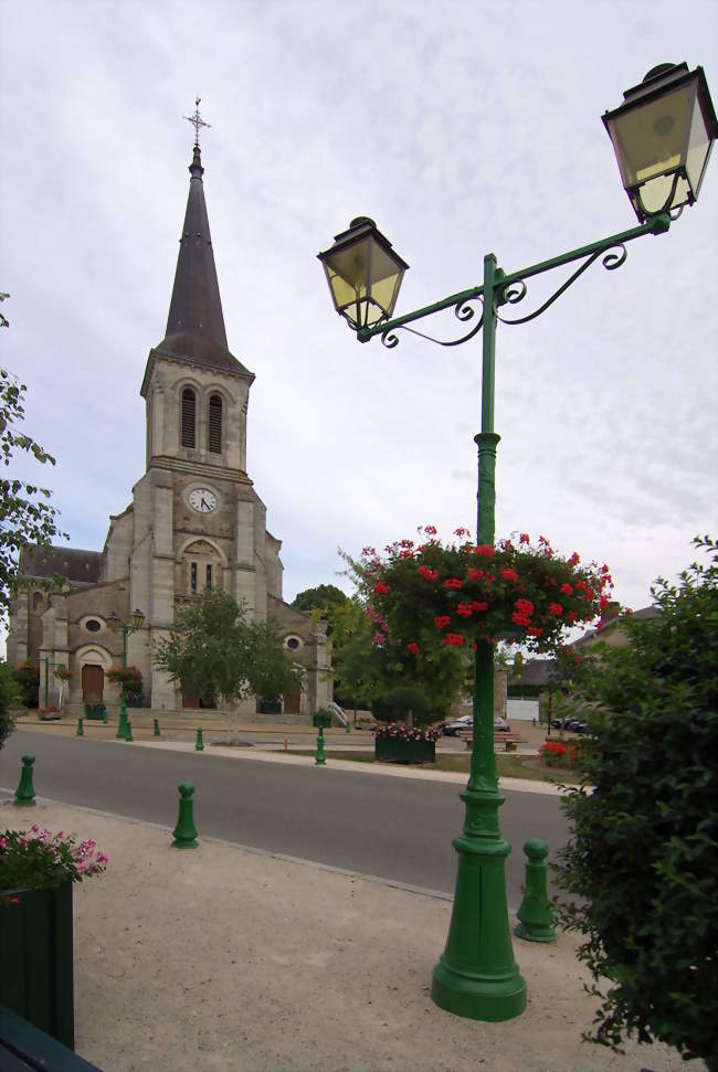 La place et l'église Saint-Pierre - Saint-Pierre-des-Nids (53370) - Mayenne