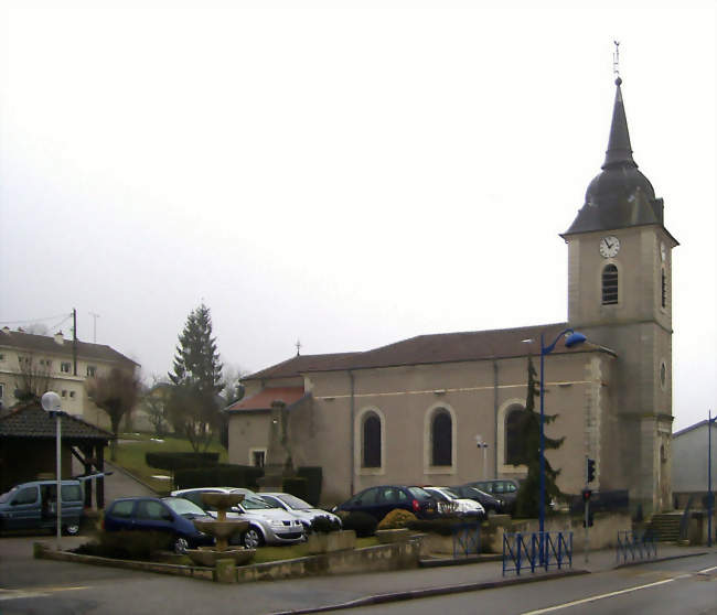 Église Saint-Blaise, datant du XVIIIe siècle, lavoir et monument aux morts sur la place  - Chavigny (54230) - Meurthe-et-Moselle