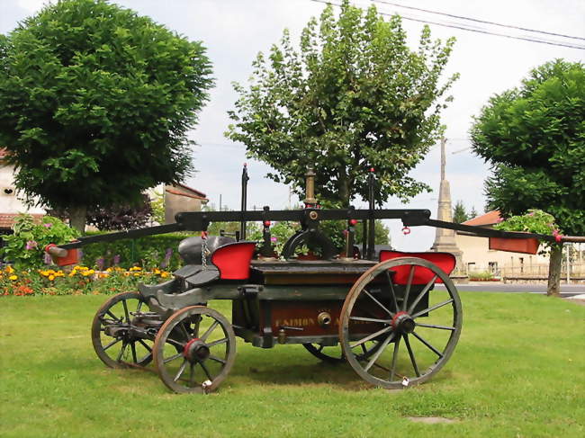 Art floral et pompe à bras - Chenevières (54122) - Meurthe-et-Moselle