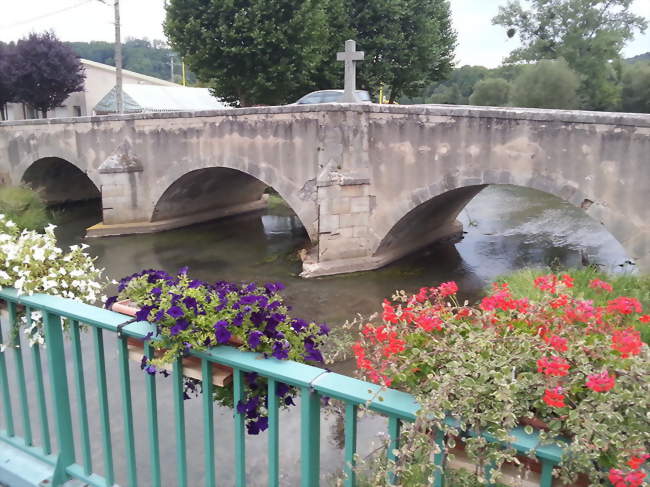 Le pont du XVIIe siècle sur le Sânon - Crévic (54110) - Meurthe-et-Moselle