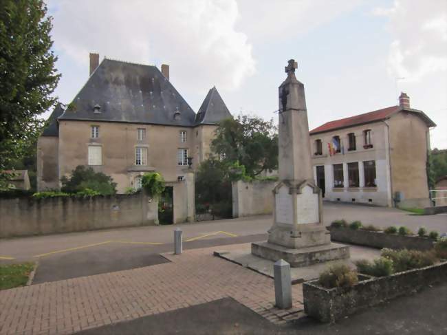 La place avec le château, la mairie, et le monument aux morts - Euvezin (54470) - Meurthe-et-Moselle