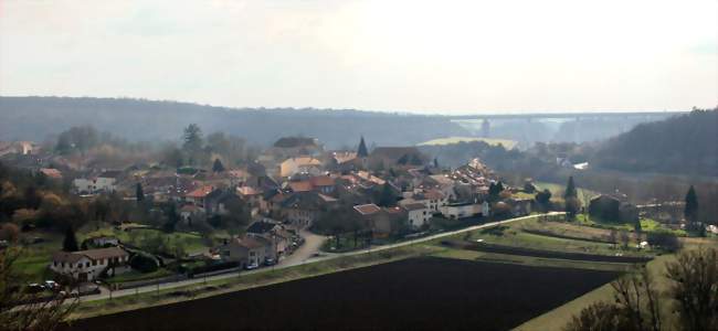 Jaulny, depuis le point de vue à côté de la vierge HailbatAu fond - le viaduc de la LGV-Est - Jaulny (54470) - Meurthe-et-Moselle