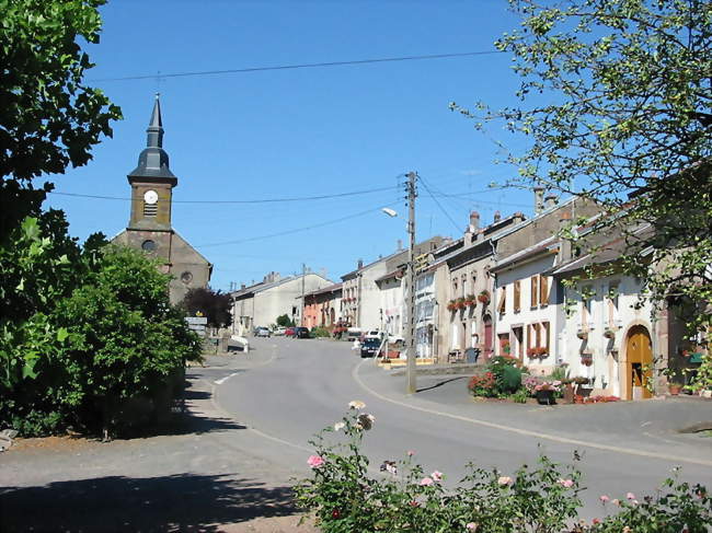 Pexonne, la rue principale et l'église - Pexonne (54540) - Meurthe-et-Moselle