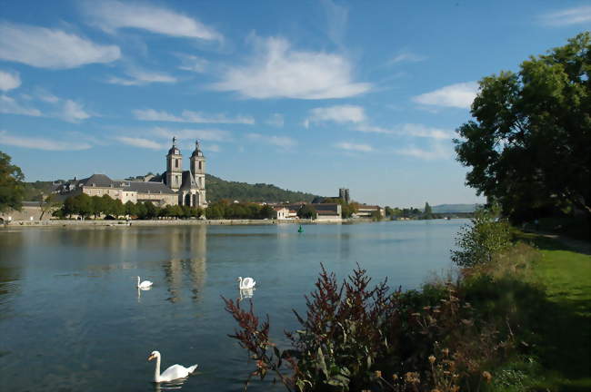 La Moselle et l'abbaye des Prémontrés à Pont-à-Mousson En arrière plan, l'église Saint-Martin - Pont-à-Mousson (54700) - Meurthe-et-Moselle