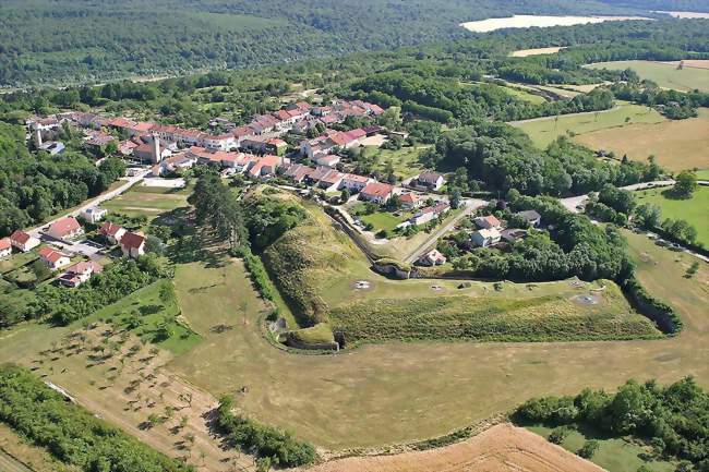 Vue du village enserré dans le fort - Villey-le-Sec (54840) - Meurthe-et-Moselle