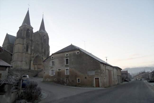La route principale et la basilique Notre-Dame - Avioth (55600) - Meuse