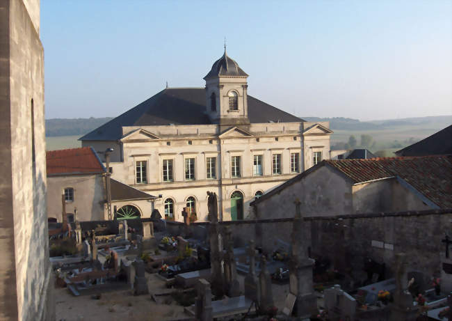 Le cimetière et l'Hôtel de ville depuis l'église - Bonnet (55130) - Meuse