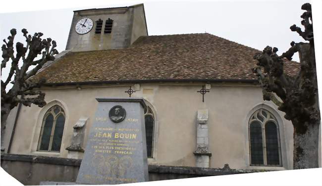 le monument à Jean Bouin et l'église - Bouconville-sur-Madt (55300) - Meuse