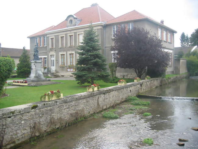 Mairie de Brieulles-sur-Meuse et ruisseau du Wassieu - Brieulles-sur-Meuse (55110) - Meuse