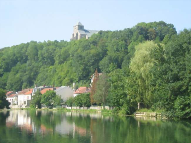 Ancienne citadelle de Dun-sur-Meuse depuis le fleuve - Dun-sur-Meuse (55110) - Meuse