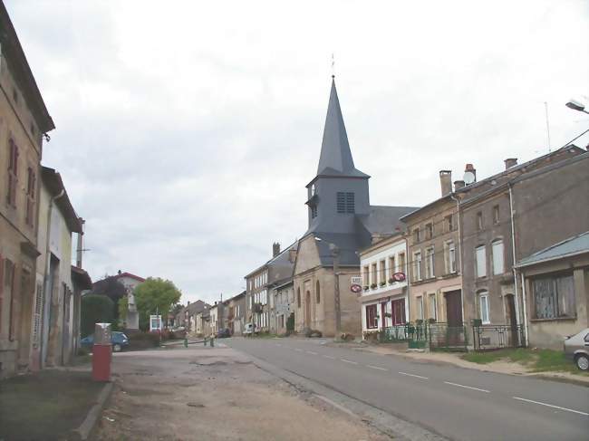 La rue principale et l'église - Jametz (55600) - Meuse
