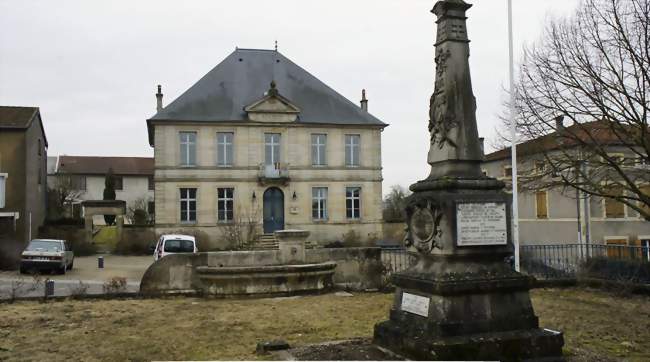 la mairie vue depuis le monument aux morts - Pierrefitte-sur-Aire (55260) - Meuse