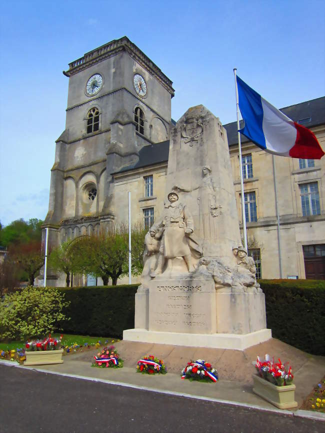 L'église Saint-Michel et le monument aux morts - Saint-Mihiel (55300) - Meuse