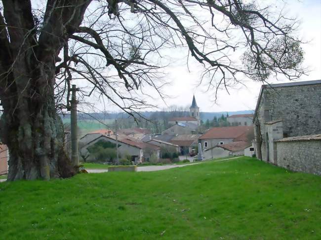 Vaux-la-Petite - le tilleul, la croix, le monument aux morts, l'église et l'entrée du « château » - Saulvaux (55500) - Meuse