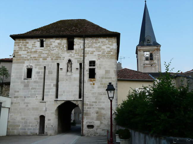 La tour de la Poterne et le clocher de l'église - Void-Vacon (55190) - Meuse