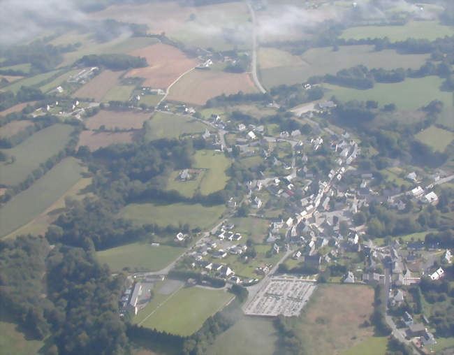 Vue aérienne du bourg de Lanvénégen - Lanvénégen (56320) - Morbihan
