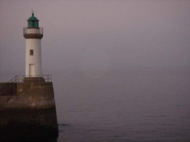 Un des deux phares de l'entrée du port - Le Palais (56360) - Morbihan