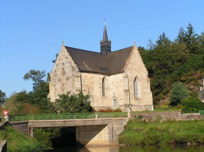 La chapelle Notre-Dame-de-Bonne-Encontre (XVIe) avec, en premier plan, le canal de Nantes à Brest - Rohan (56580) - Morbihan