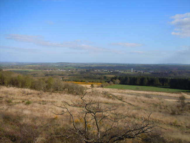 Vue sur le bourg et la campagne environnante depuis les Montagnes Noires - Roudouallec (56110) - Morbihan