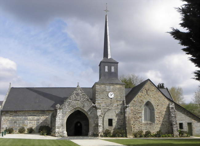 L'église paroissiale et son porche sud daté de 1568 - Saint-Aignan (56480) - Morbihan
