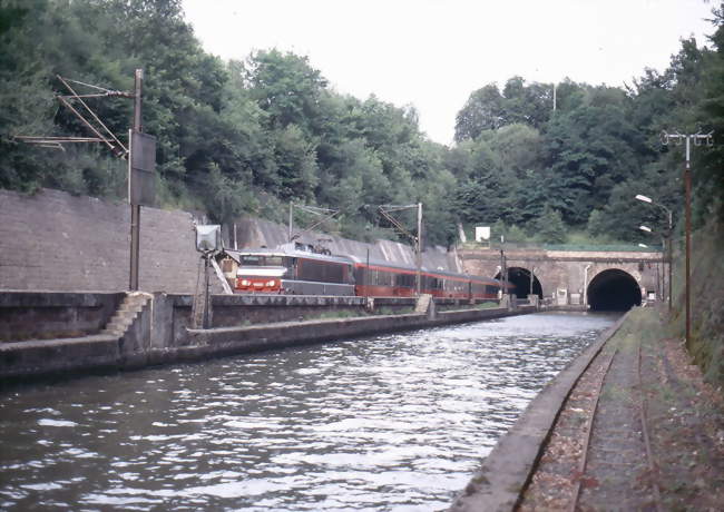 Tunnels pour la voie ferrée et le canal - Arzviller (57405) - Moselle