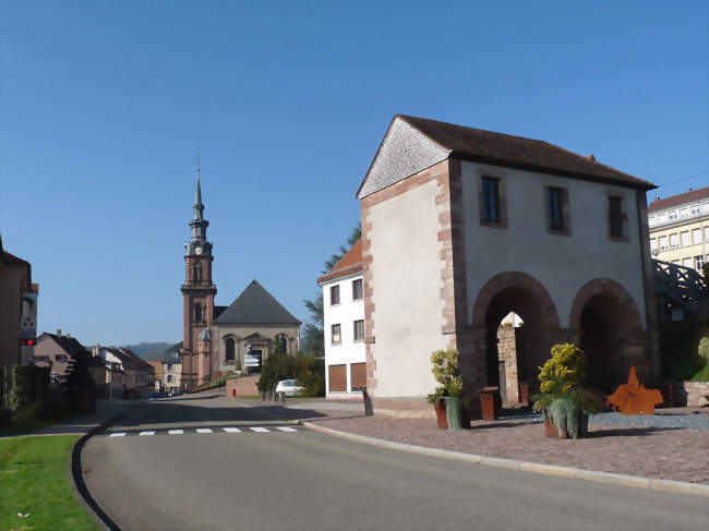 La porte de Strasbourg et l'église Sainte-Catherine - Bitche (57230) - Moselle