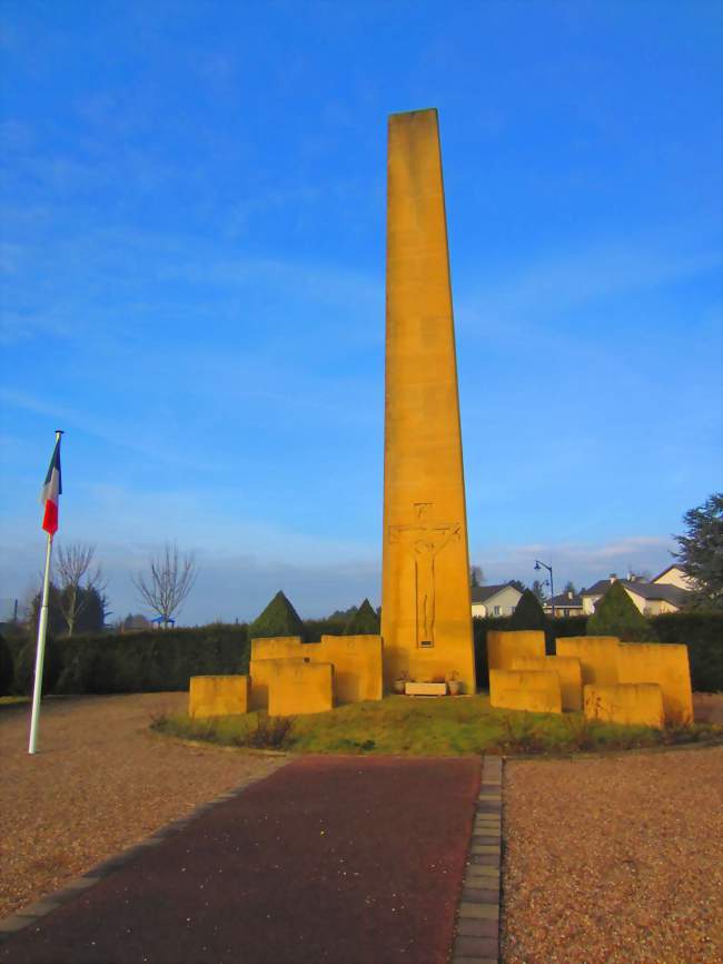 Monument en mémoire des habitants expulsés de Charly, massacrés à Oradour-sur-Glane - Charly-Oradour (57640) - Moselle