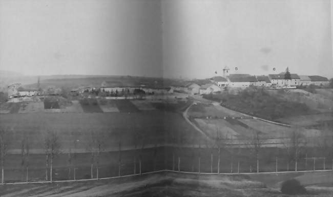 Vue du village vers 1897 Le château à gauche (1), l'église au centre (5) - Château-Voué (57170) - Moselle