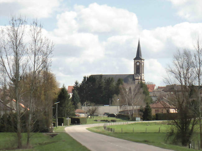 Vue dInsming avec léglise Saint-Clément - Insming (57670) - Moselle