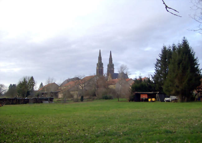 Le village dominé par l'église Saint-Nicolas - Munster (57670) - Moselle