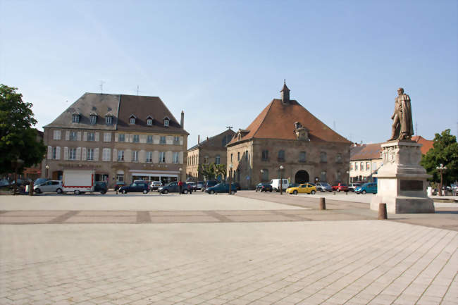 La Place d'Armes, avec, au fond, la mairie À droite, la statue Lobau - Phalsbourg (57370) - Moselle