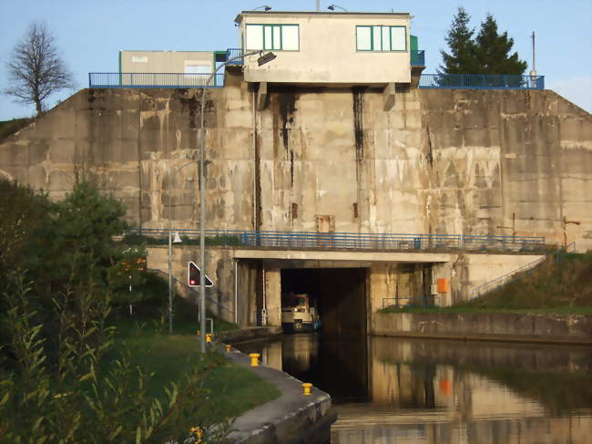 L'écluse sur le canal de la Marne au Rhin - Réchicourt-le-Château (57810) - Moselle