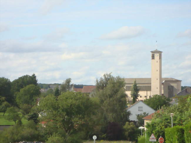 Vue sur le village, dominé par l'Église Saint-Denis - Roussy-le-Village (57330) - Moselle