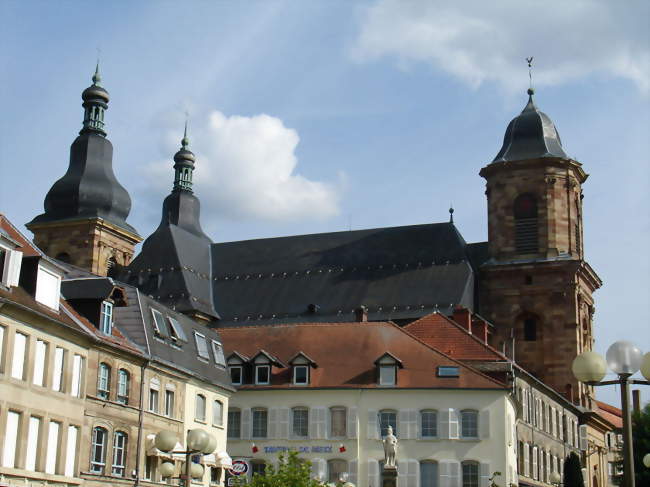 L'abbatiale vue depuis la Place de la Victoire, place centrale de la ville - Saint-Avold (57500) - Moselle